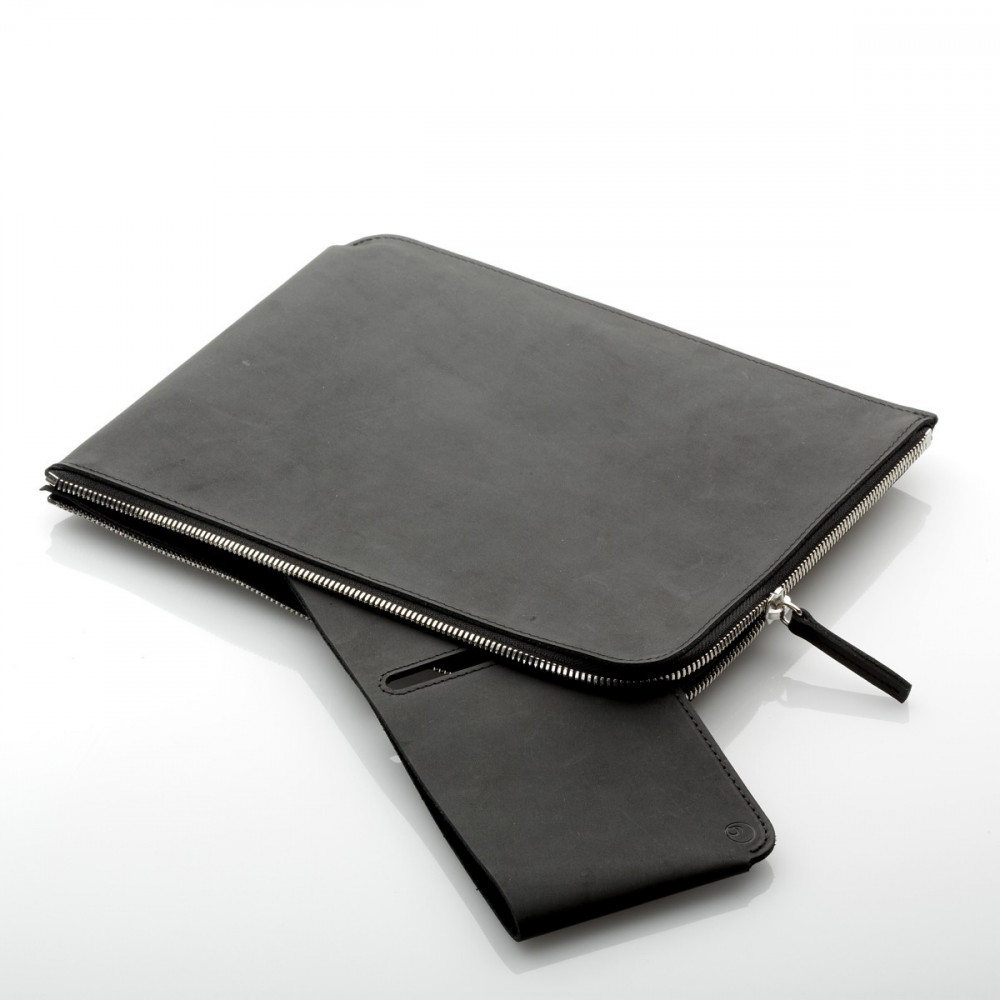 ZIP sleeve made of vegetable tanned leather with zipper over 2 sides, space for iPad, charging cable and more.